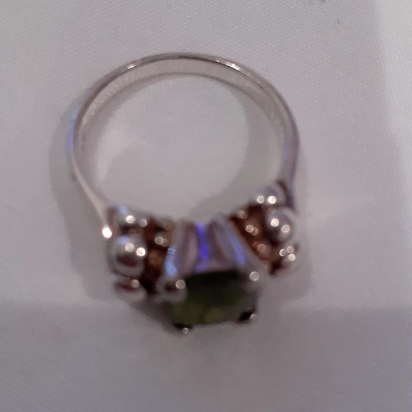 Beautiful 925 with a green stone, size 7 - Picture 3 of 4